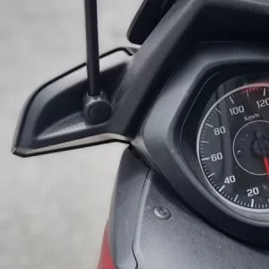 Detalhe do material em aço inoxidável das antenas corta pipa para motos.