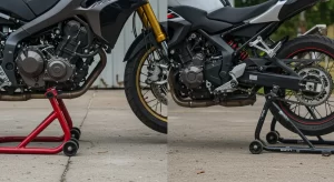 Comparação visual entre cavalete central e cavalete lateral em motocicletas estacionadas