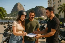Casal alugando moto em locadora no Rio de Janeiro com Pão de Açúcar ao fundo