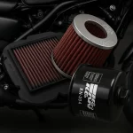 Filtros KN para moto com motor ao fundo