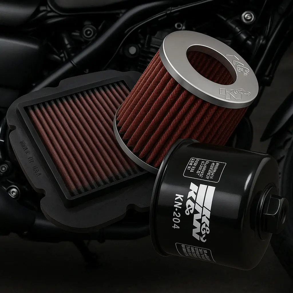 Filtros KN para moto com motor ao fundo