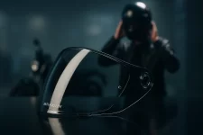 Viseira de capacete para moto com acabamento moderno e proteção UV