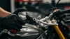 Lubrificação de manete de moto com óleo aplicado por mecânico