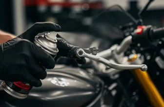 Lubrificação de manete de moto com óleo aplicado por mecânico